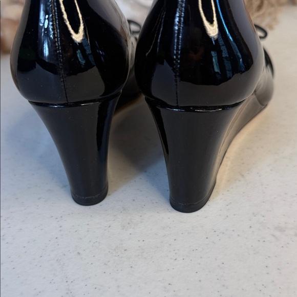 kate spade new york Women's Bowdie Wedge Heel Pump Sz 7 - Picture 7 of 13